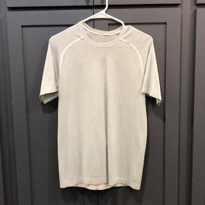 Lululemon Men’s workout tee (S)